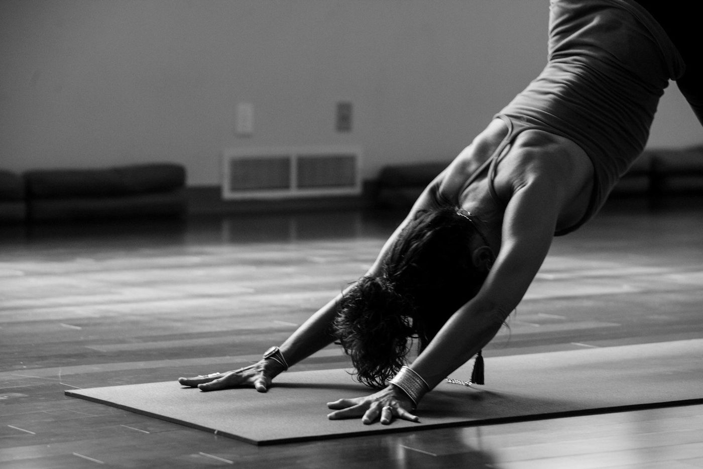 Imagen de referencia: postura de yoga del perro boca abajo, en blanco y negro